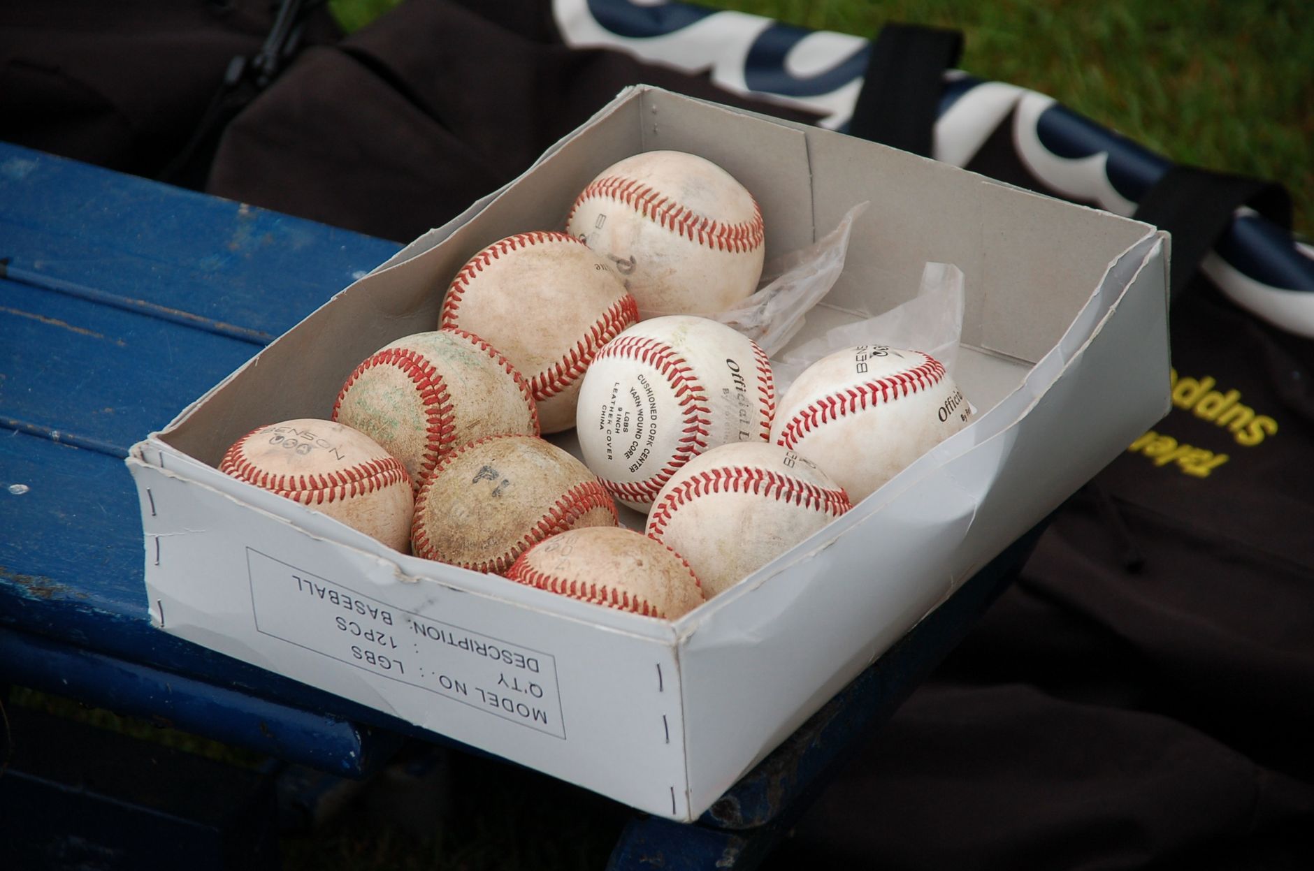 スタジアムの野球グラウンドでプレーする選手たち